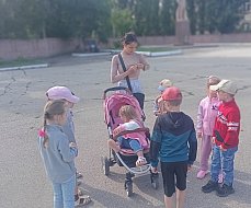 Юные ершовцы-патриоты вручили горожанам ленточки триколора