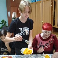 Юные поварята варили кашу на учебной кухне ершовского центра соцобслуживания