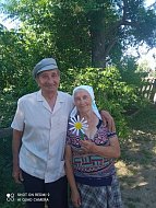 В Моховом и Орлов-Гае семейным парам подарили ромашки на счастье