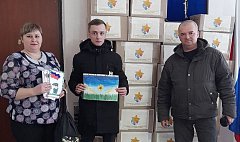 Ершовские работники социальной службы и их подопечные собрали подарки для участников СВО