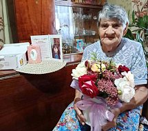 90 лет жизненного пути: сотрудники КЦСОН г.Ершова поздравили с юбилеем Валентину Андреевну Гандзюрову
