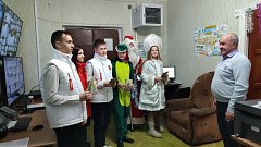 В Ершове поздравили сотрудников, не покидающих свой пост в новогодние праздники