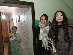 Школьники поздравили ершовских бабушек с Днем матери