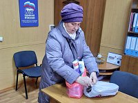 Жительница Ершова вяжет носки для солдат, участвующих в спецоперации