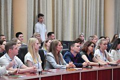 Роман Бусаргин: Будем поддерживать лучших выпускников Школы молодых управленцев