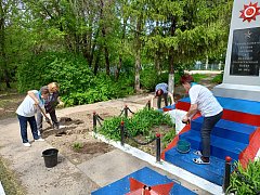 «Серебряные» волонтеры Ершовского района провели акцию «Чистый обелиск»