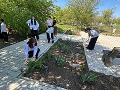 В Ершове по инициативе Первых молодежь почтила память воинов, умерших от ран в эвакогоспитале