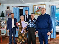 Глава Ершовского района Константин Мызников вручил юбилейную медаль узнице фашистских концлагерей Лидии Петровне Масловой