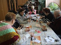 Ершовские получатели соцуслуг изготовили подарочные сувениры для ветеранов ВОВ