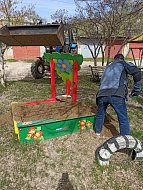 В песочницы для ершовской детворы завезли песок
