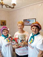 «Серебряные» волонтеры Ершовского района поздравили на дому одиноких пенсионеров