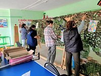 Ершовские сельчанки надеются, что сплетенные ими с добрыми мыслями масксети помогут бойцам оставаться в безопасности