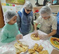 На масленичной неделе ершовцы двух поколений пекли "доброблин"