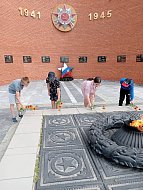 Накануне Дня памяти и скорби юные ершовцы почтили память павших воинов и возложили цветы к Вечному огню