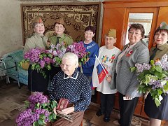 В Ершове «серебряные» волонтеры приняли участие в акции «Окна Победы»