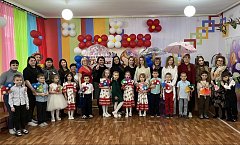 В детском саду «Василек» города Ершова прошел праздничный утренник, посвященный Дню матери и празднику осени