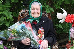 Ветеран Великой Отечественной войны Анна Петровна Зеленкина принимала поздравления от главы Ершовского района Светланы Зубрицкой