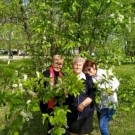 «Аленушка» у болотца, наряды из сирени и сережки березки — пожилые жительницы Ершова подошли креативно к фотосессии на природе
