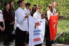 В Ершове по инициативе Первых молодежь почтила память воинов, умерших от ран в эвакогоспитале