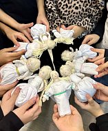 В рамках социального проекта волонтеры делают окопные свечи и сувениры для участников СВО