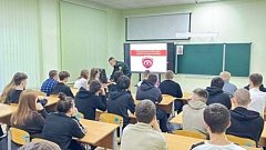 В рамках программы профессиональной ориентации школу №4 г. Ершова посетил курсант института войск нацгвардии