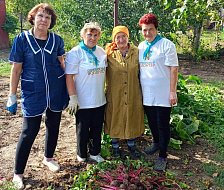 Жителям ершовского села «серебряные» волонтеры помогли собрать урожай