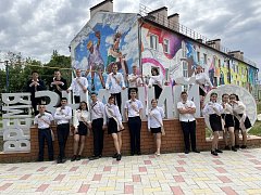 Ершовские выпускники фотографируются на улицах города