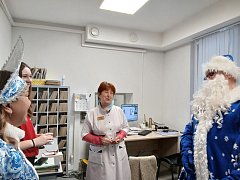 Ершовские активисты Движения Первых поздравили врачей районной поликлиники