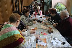 Ершовские получатели соцуслуг изготовили подарочные сувениры для ветеранов ВОВ