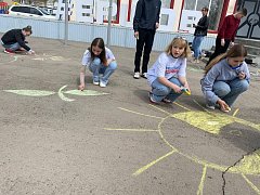 В День Земли ершовские ребята разрисовали площадь им. И. П. Кузнецова