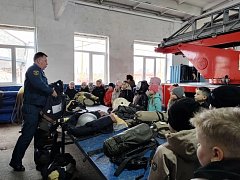 Ершовские второклассники побывали в пожарной части накануне профессионального праздника
