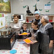 Юные поварята варили кашу на учебной кухне ершовского центра соцобслуживания