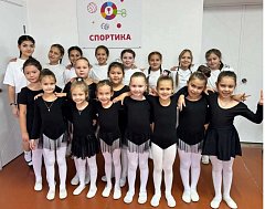 Гибкость и грация: в ДДТ г.Ершова проходят занятия по стретчингу (растяжке) и гимнастике