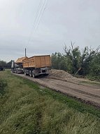 Дороги становятся лучше: в селах Ершовского района продолжается обновление покрытия