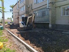 Глава Ершовского района Константин Мызников проверил ход работ по благоустройству дворовых территорий