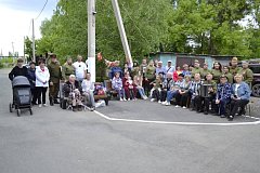 На улице Победы ершовцы разных возрастов пели о Великой Победе