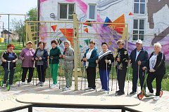 В Международный день семей ершовские «серебряные» сторонники ЗОЖ устроили пробег «Мы шагаем всей семьёй»