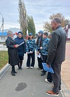 Ершовские общественники и юные друзья полиции помогают полицейским проводить антинаркотическую акцию