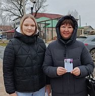 На ершовских улицах студенты трогательно поздравляли мам и бабушек