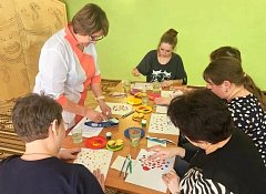 В Ершовском реабилитационном центре на заседании клуба для родителей «Позитивное родительство» осваивали необычные техники рисования