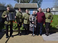 В Ершове работники культуры дали концерты на дому для тружеников тыла