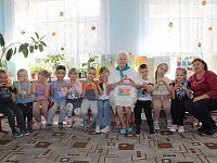 «Серебряный» волонтер поздравила ершовских дошкольных работников и воспитанников с праздником