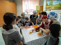 Юные поварята варили кашу на учебной кухне ершовского центра соцобслуживания