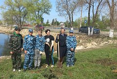 Ершовские сотрудники полиции и их юные друзья из школы № 2 приняли участие в акции «Сад памяти»
