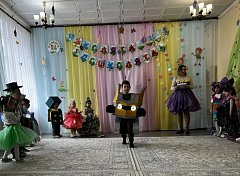 На конкурсе «ЭКОмода» ершовские дошколята превратились в прекрасных принцесс, богатырей и даже фантастический транспорт