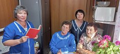 В преддверии Дня России ершовские соцработники и «серебряные» волонтеры провели литературный час для получателей соцуслуг на дому