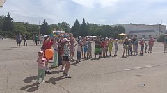 Веселый праздник прошел сегодня на центральной площади для маленьких жителей Ершова
