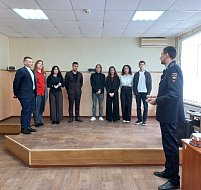 Ершовских сотрудников полиции поздравили с праздником