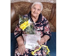 В свой 90-летний юбилей жительница ершовского села окружена заботой и вниманием родных и близких