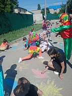 Ершовские ребята повеселились в компании озорного клоуна Клепы и забавной Ириски